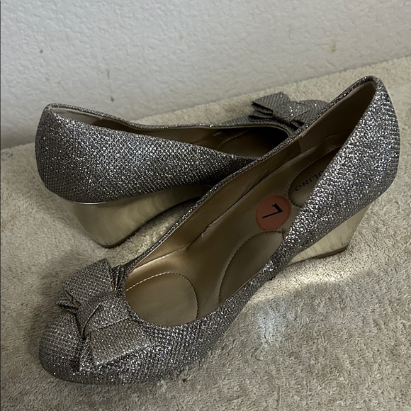 Bandolino metallic Size 7 M sparkles silver bow round toe wedge heels shoes - Picture 12 of 12